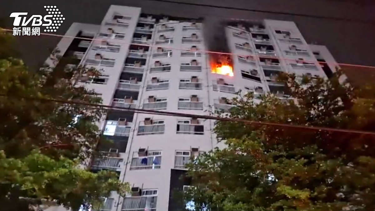 台南移工宿舍暗夜火警!狂噴火舌、濃煙 520員工急逃