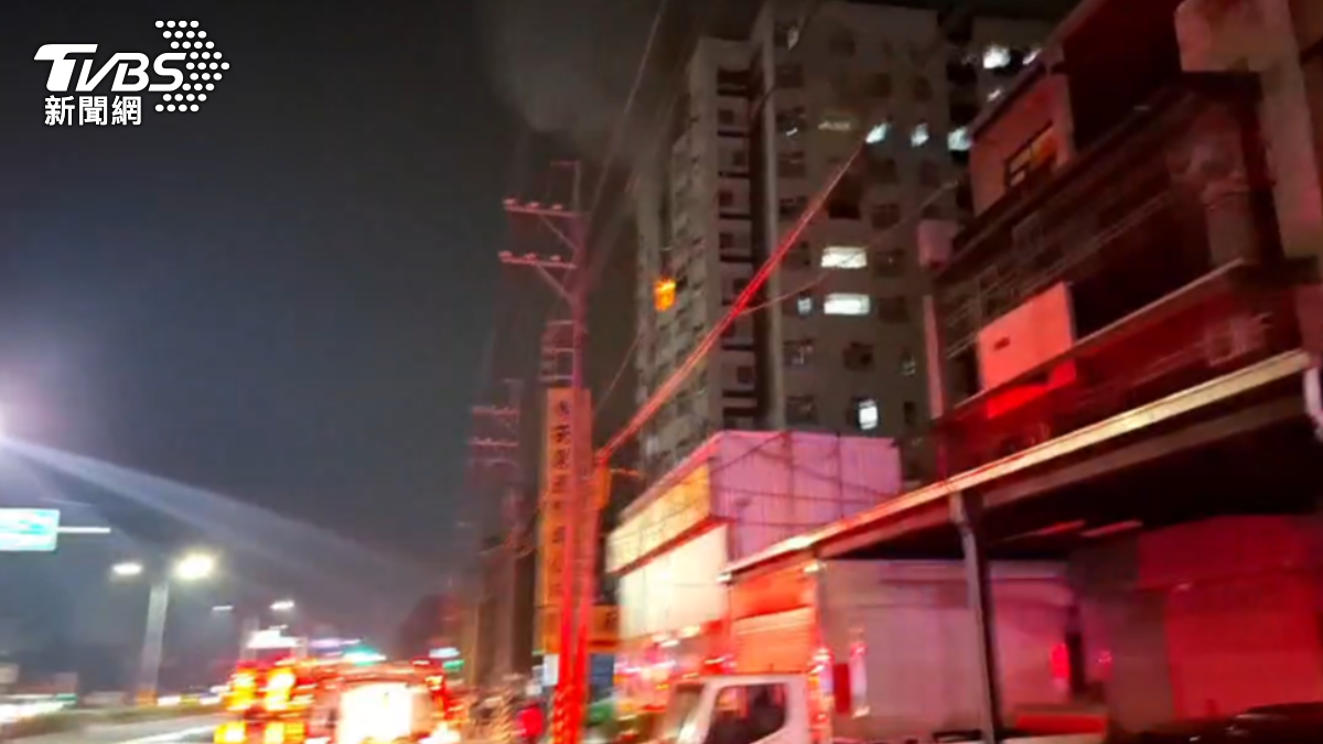 警消到場時已有明火竄出。(圖/TVBS)