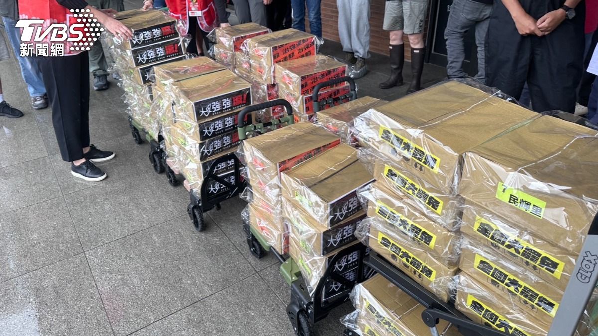 罷免羅智強二階送件 36398份連署書「穿雨衣」搬進選委會