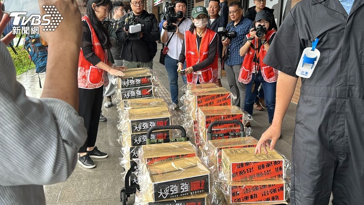 罷免羅智強二階今送件,連署共36398份,達成率156%。(圖/林茜妤攝)