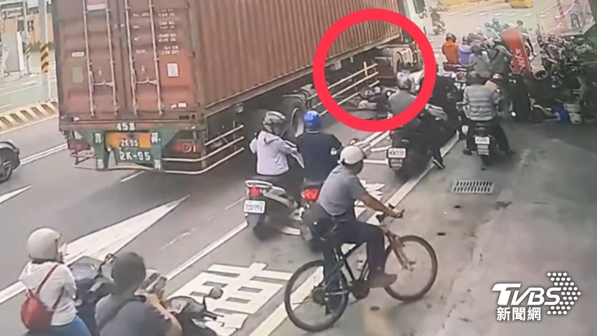 一輛貨櫃車行經時與3機車擦撞。（圖／TVBS）