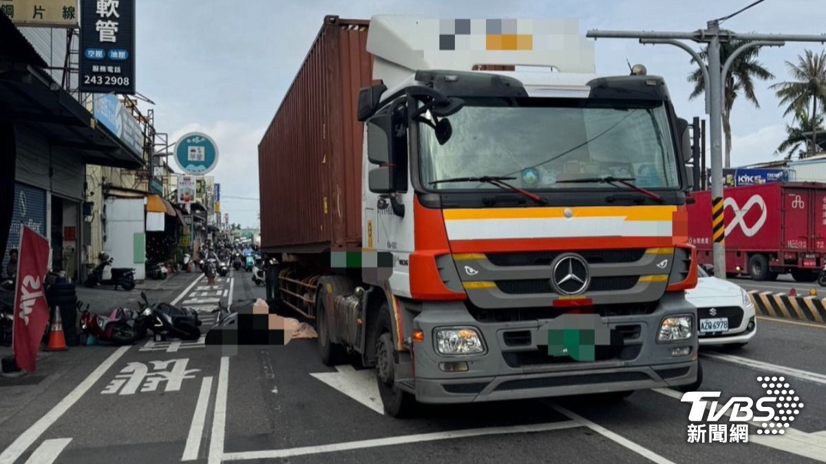 台南市永康中正北路，今（7）日上午7時45分發生死亡車禍。（圖／TVBS）