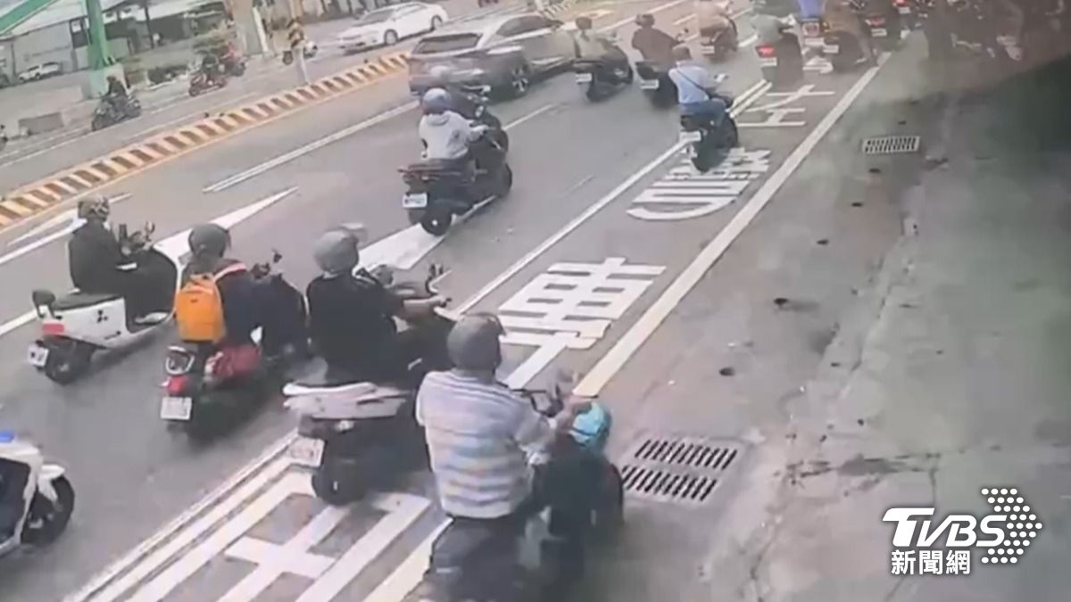 當地居民指出道路才剛重新設計。（圖／TVBS）