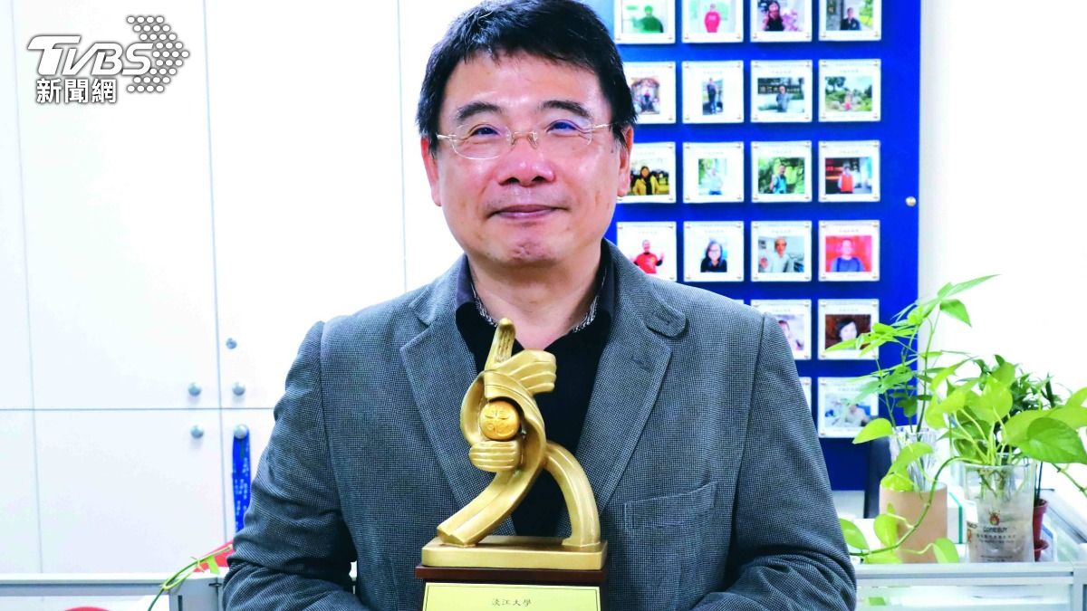 淡江大學榮獲111年度經濟部節能標竿獎金獎。圖為總務長蕭瑞祥與該獎項獎盃合影(圖/淡江大學提供)