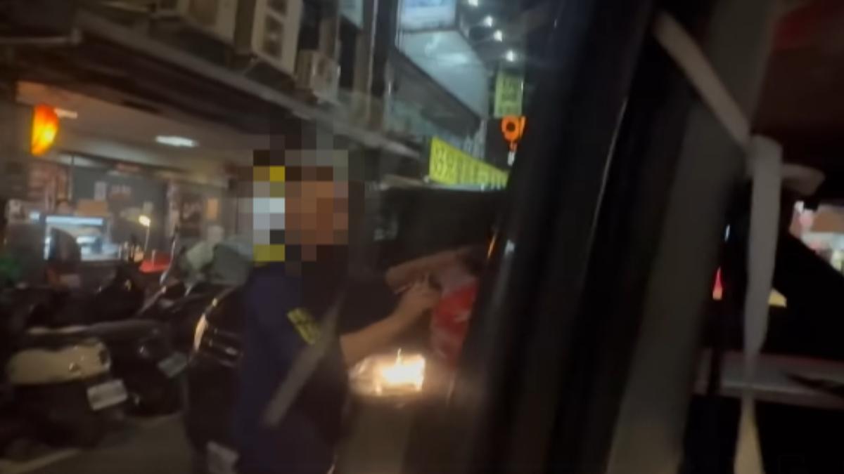 不滿罷團宣傳車 基隆醉男嗆聲「拍車窗、撕毀紅布條」遭送辦
