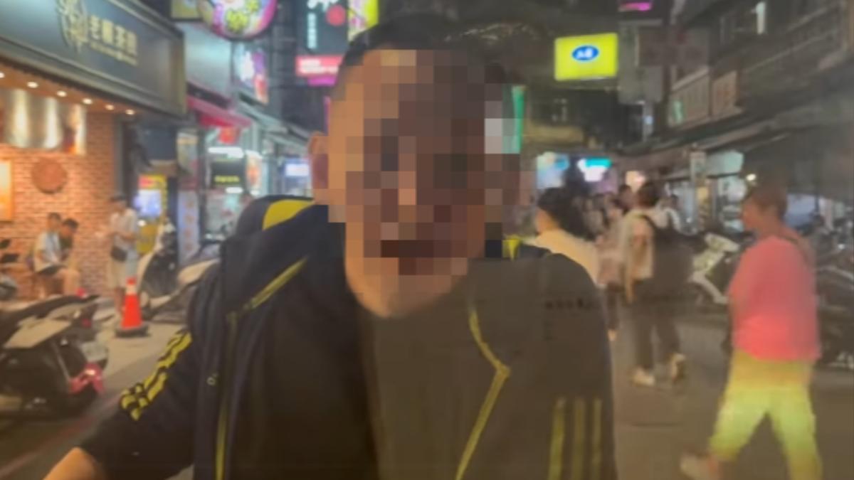 男子不滿擋在罷團宣傳車前威嚇。(圖/翻攝自基隆絕沛臉書粉專)