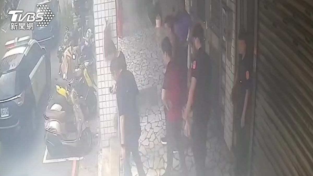 新北男狂輸百萬發現被詐賭 警方破獲時嫌犯還在「喬」牌