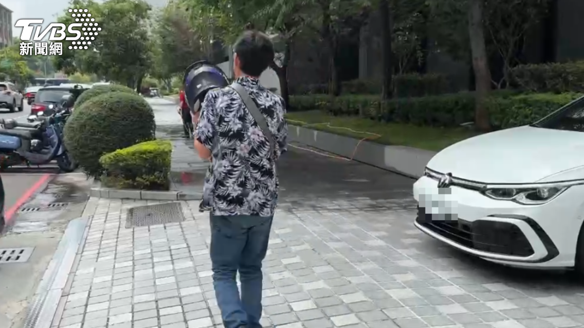 飯糰店樋口先生步出店外，並未多做回應。（圖／TVBS）
