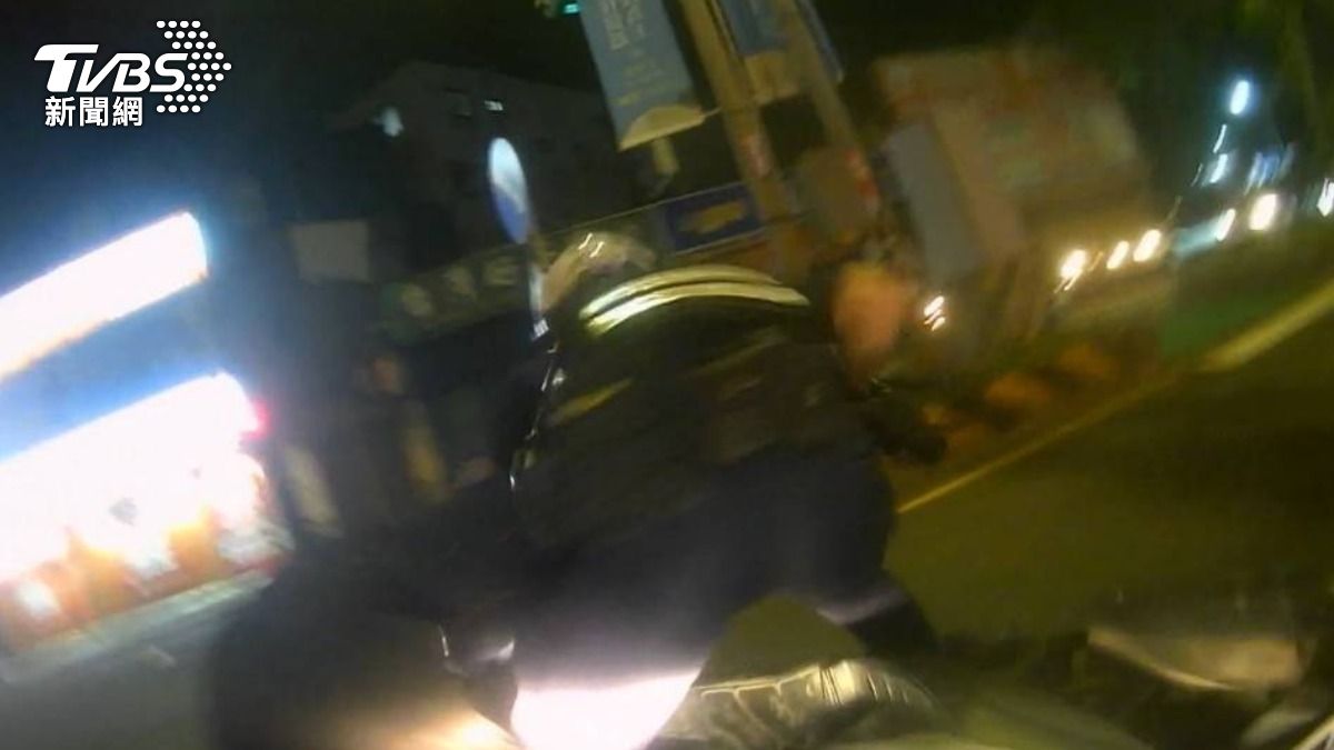 警方最終將男子壓制在地。(圖/TVBS)