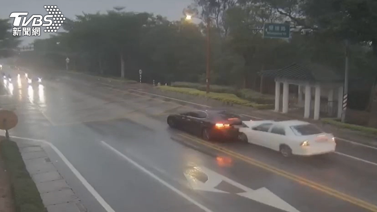 有片/大雨擾視線!剎車不及撞凹瑪莎拉蒂 維修費恐高到流淚