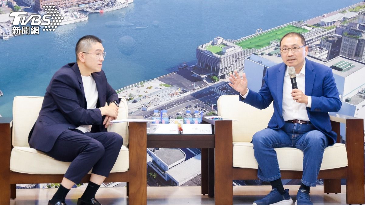 基隆市長謝國樑與新北市長侯友宜在基隆市政府會談,雙方決定細部設計將先行在這個月發包,經費待中央核定後,土建工程和機電工程快速招標,趕在2033年完工。(圖/新北市府提供)