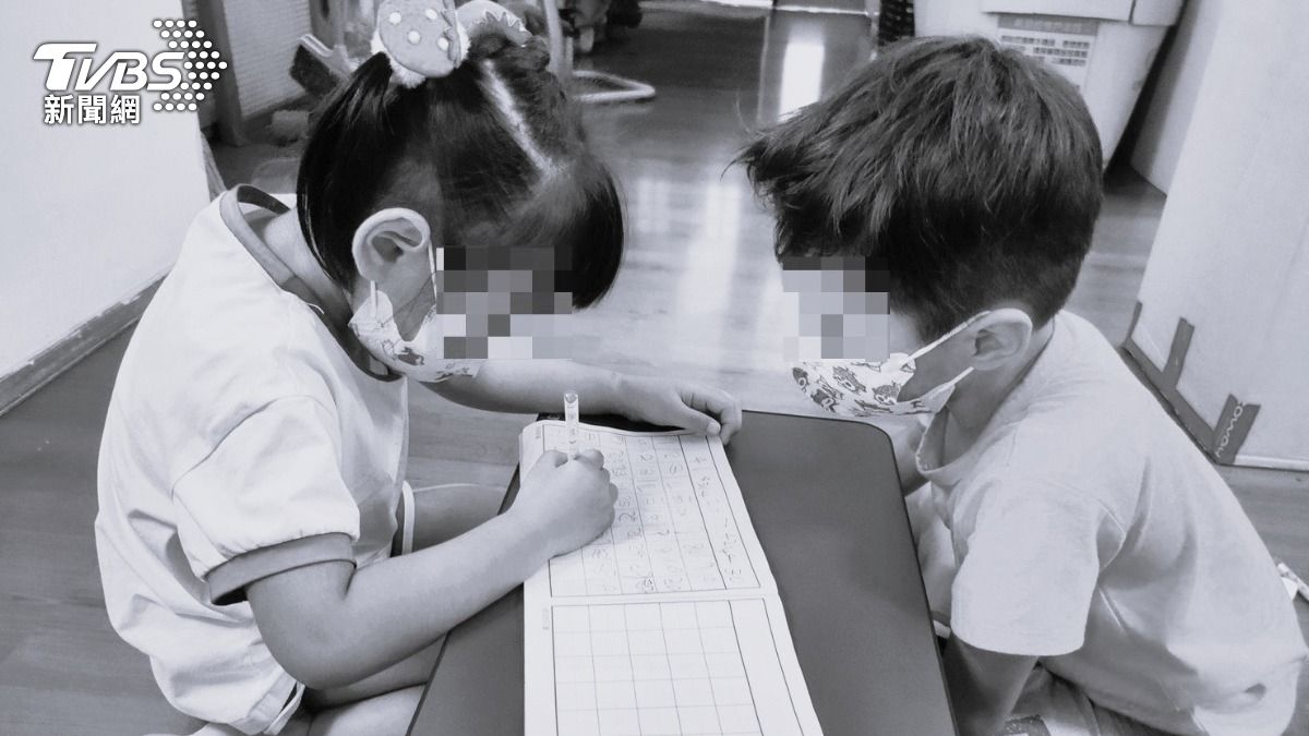 黑戶寶寶學習讀書識字。(圖/TVBS)