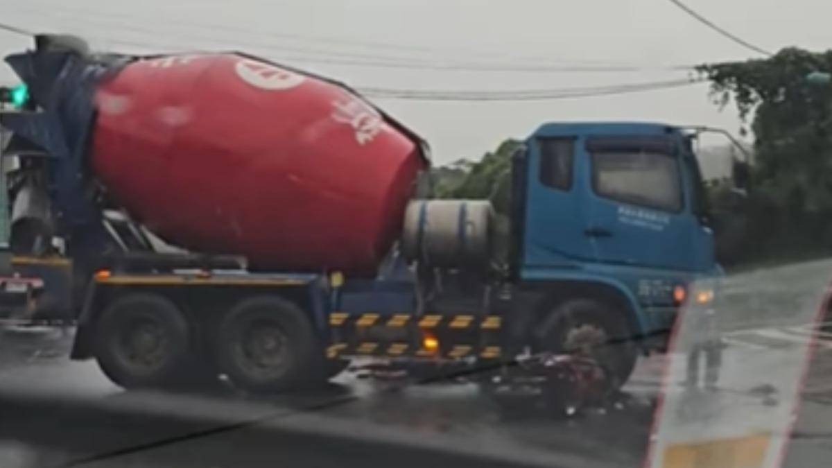 快訊／淡水自強路水泥車、機車碰撞　騎士倒地昏迷送醫