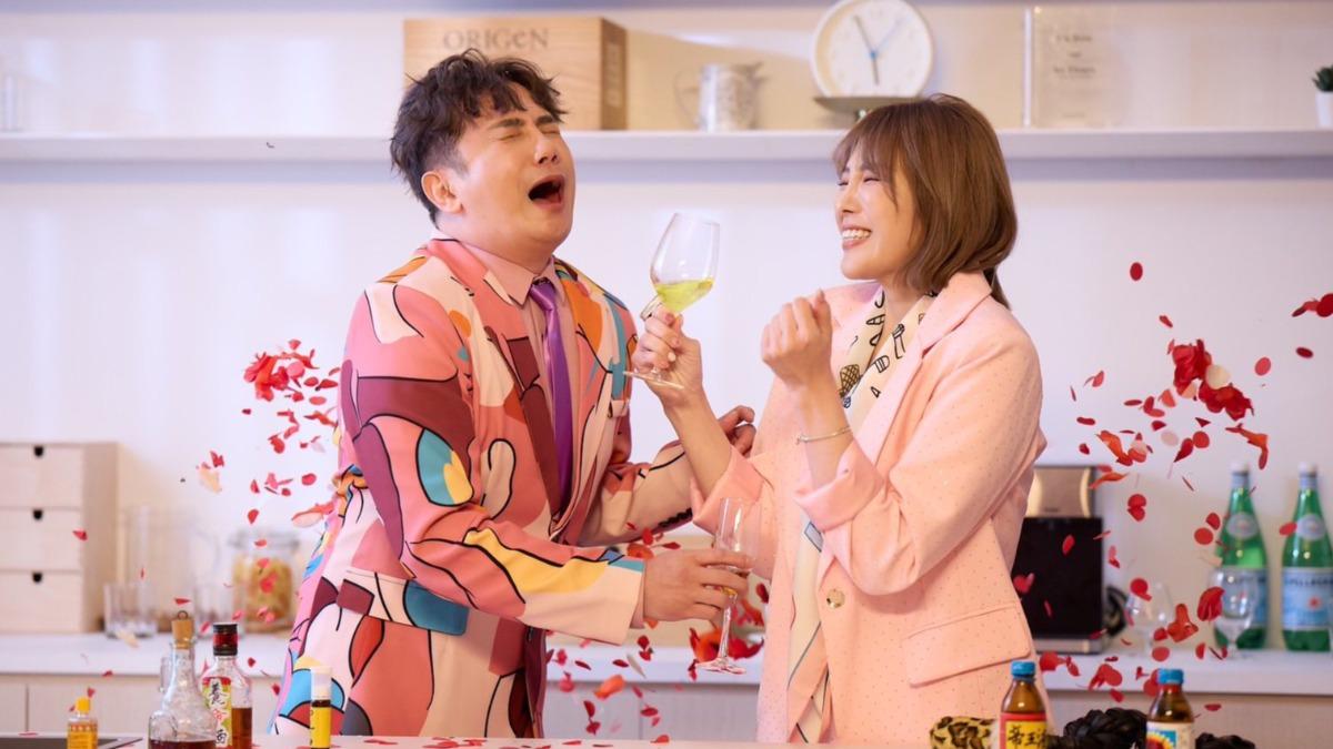 郭婷筠跟彭正合唱新歌〈夜間部同學〉。(圖/翻攝自郭婷筠臉書)