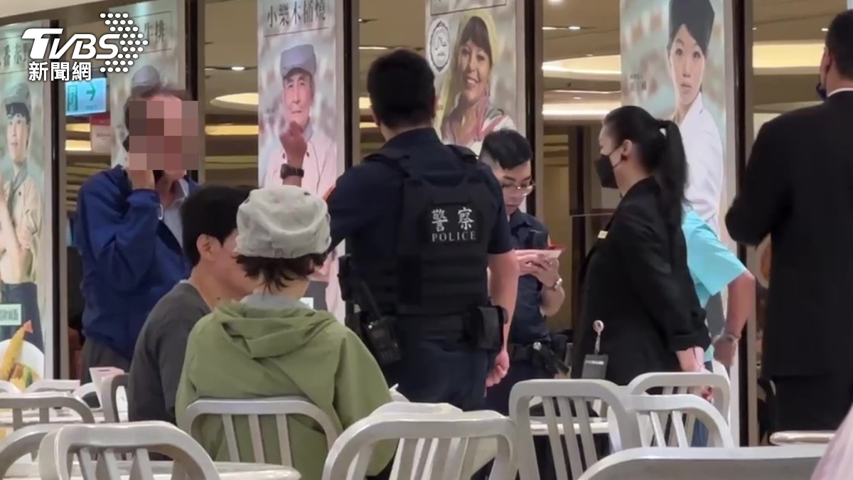 警方到場將2人帶回所裡了解情況。(圖/TVBS)