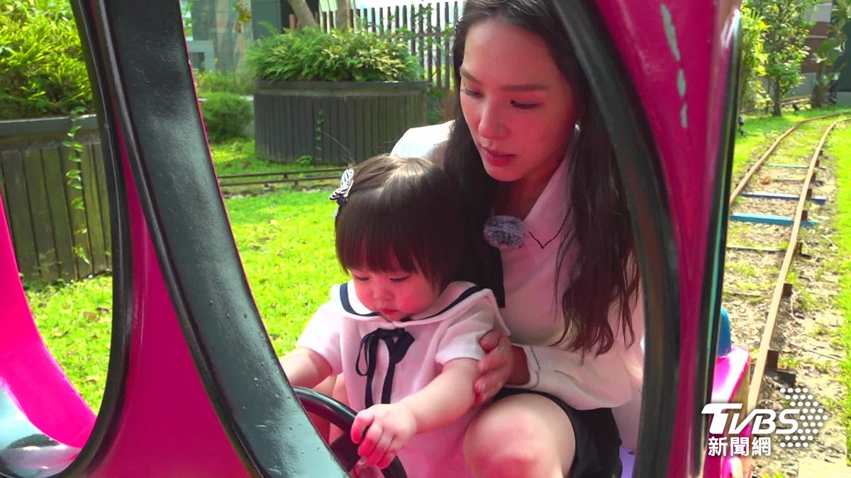 熊熊用心陪伴女兒(圖/TVBS)