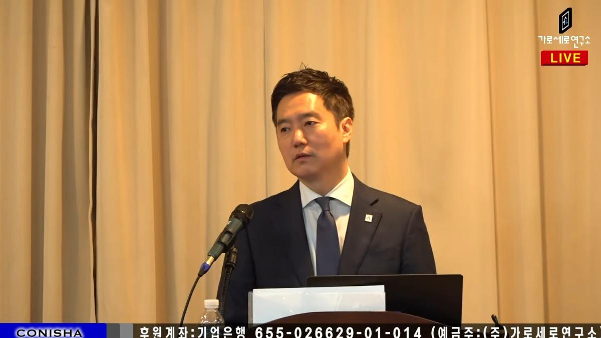 橫豎研究所金世毅今在記者會上揭露更多內幕。(圖/翻攝自橫豎研究所YT)
