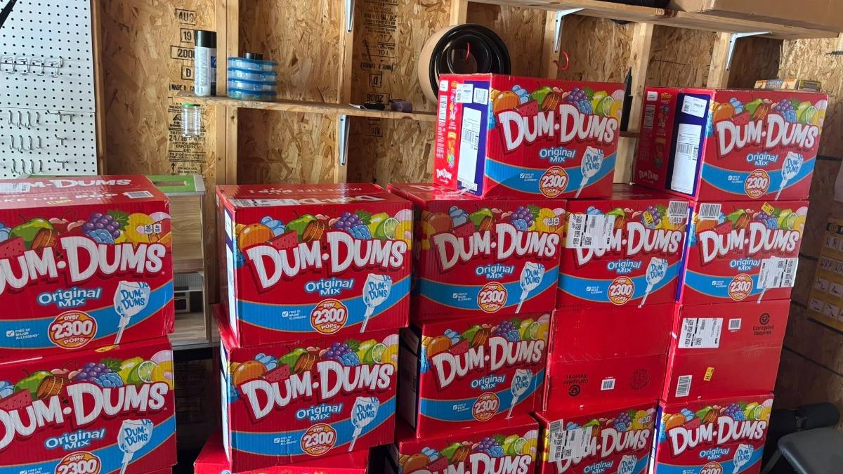 荷莉的兒子一共在亞馬遜訂了30箱、總計7萬支Dum-Dums棒棒糖。(圖/翻攝自Facebook@Holly LaFavers)