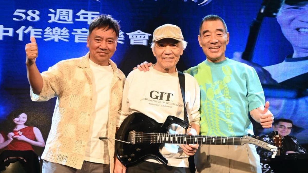 王祥基(右)和施孝榮(左)大力支持許治民開唱。(圖/台北演藝經紀文化交流協會提供)