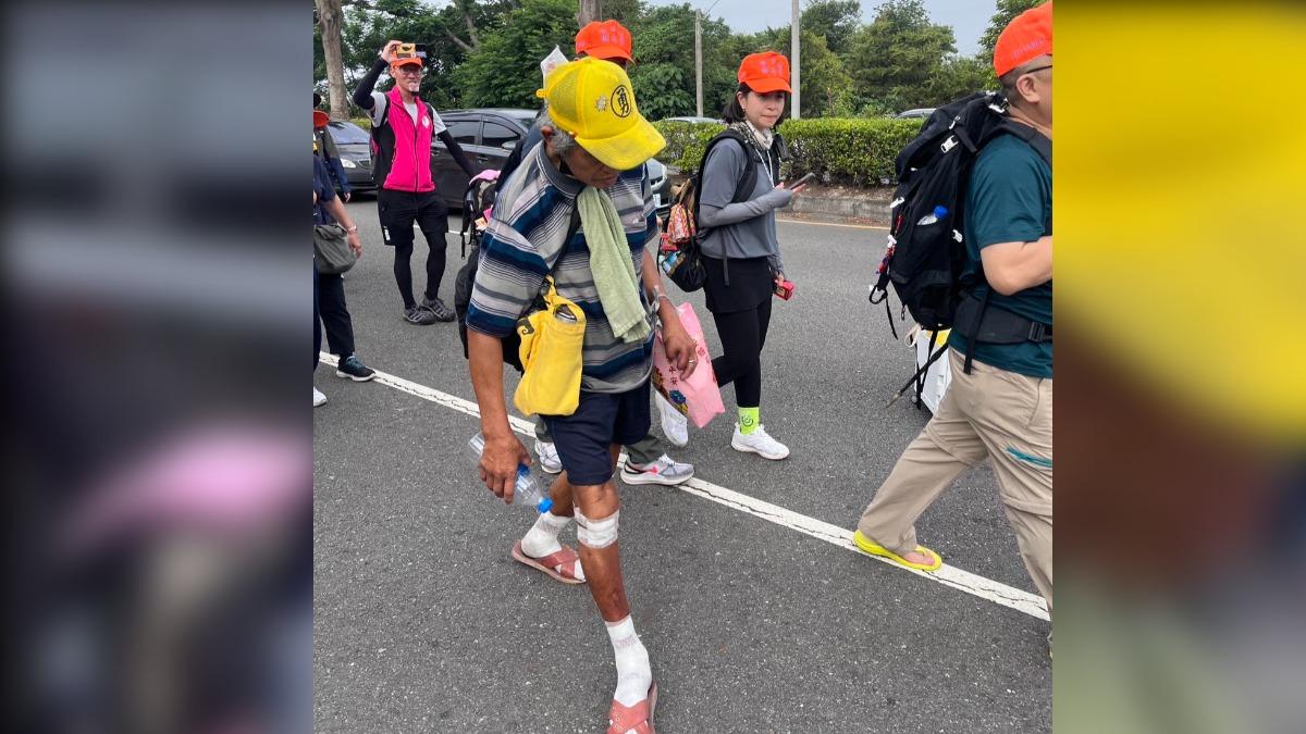 一跛跛追隨白沙屯媽!勇腳伯腳變形堅持徒步 被罵「騙錢」怒了