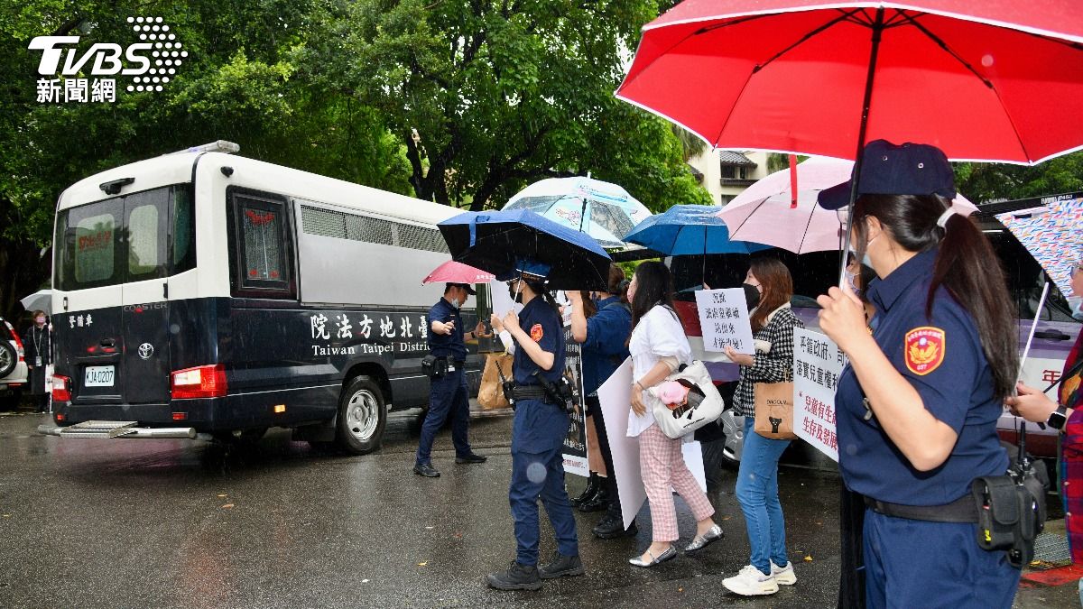 剴剴案審理期間，不少民眾會到台北地院寶慶院區外舉牌要求判死。（圖／胡瑞麒攝）