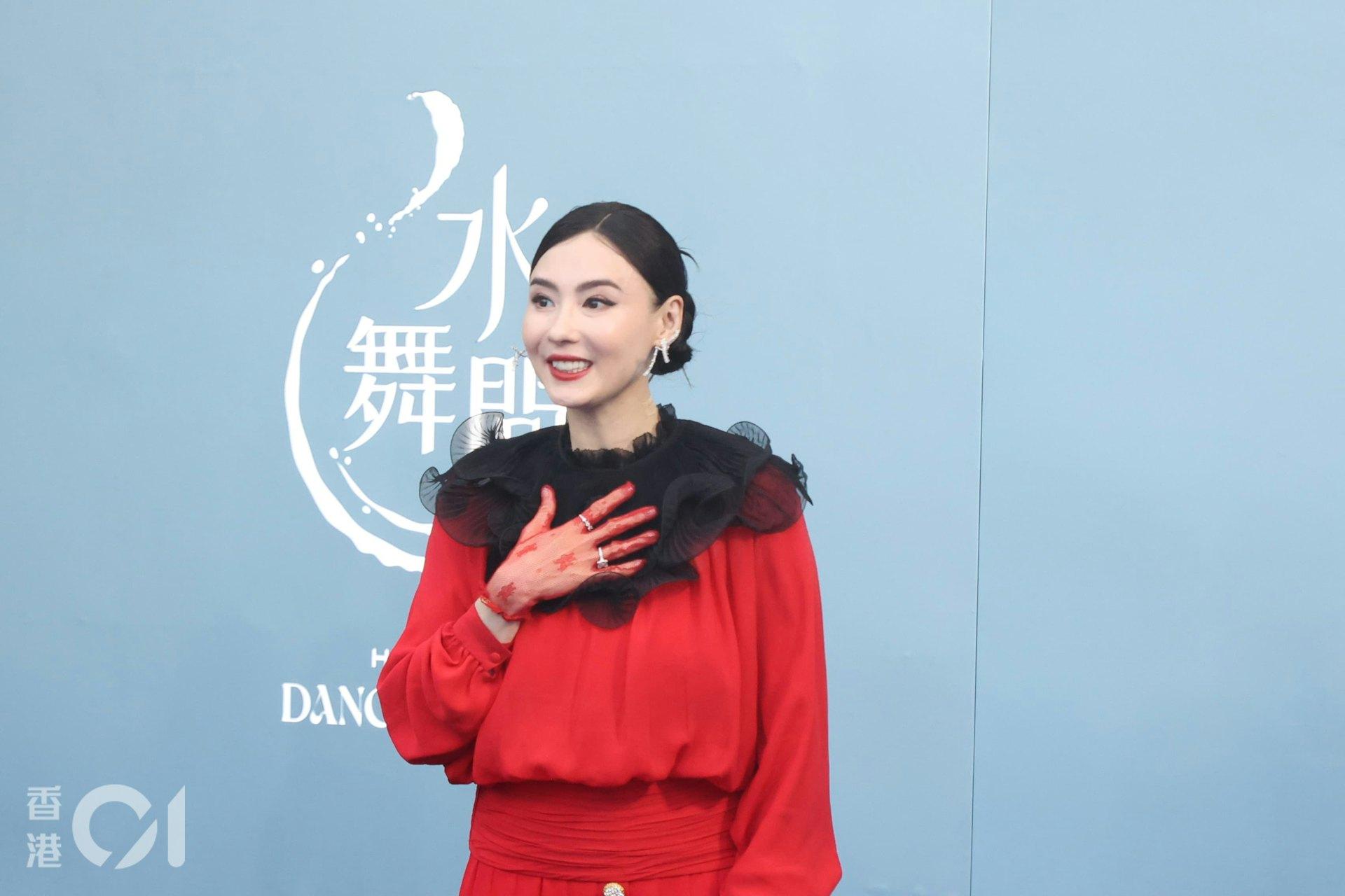 張栢芝今日(7日)現身澳門出席《水舞間》水上匯演美艷不減。(圖/香港01提供)