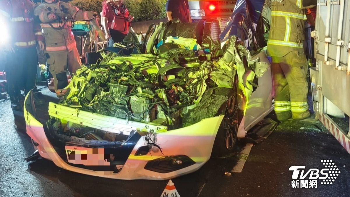 台南國道深夜5車撞一團 轎車「壓成鐵餅」女駕駛當場夾死
