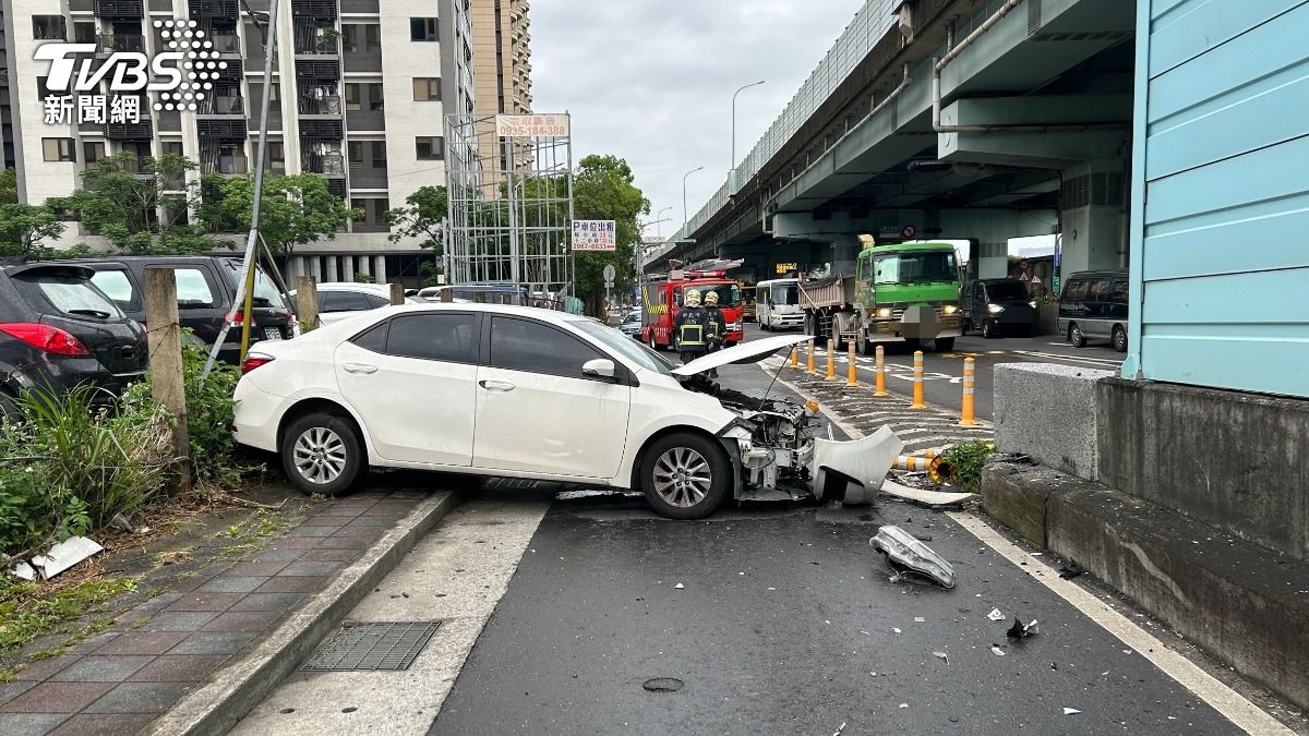 轎車打橫卡路中央,擋住上班車潮。(圖/TVBS)