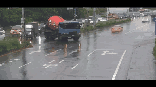 有片/淡水騎士打滑噴進水泥車底 「差一點爆頭」驚悚瞬間曝