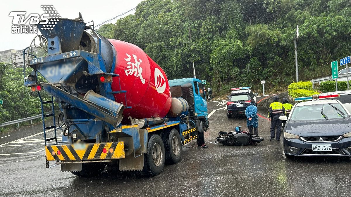 現場為水泥預拌車、機車事故。(圖/TVBS)