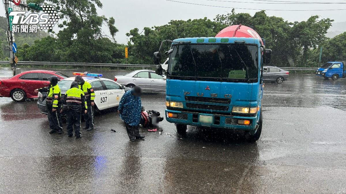 現場為水泥預拌車、機車事故。(圖/TVBS)