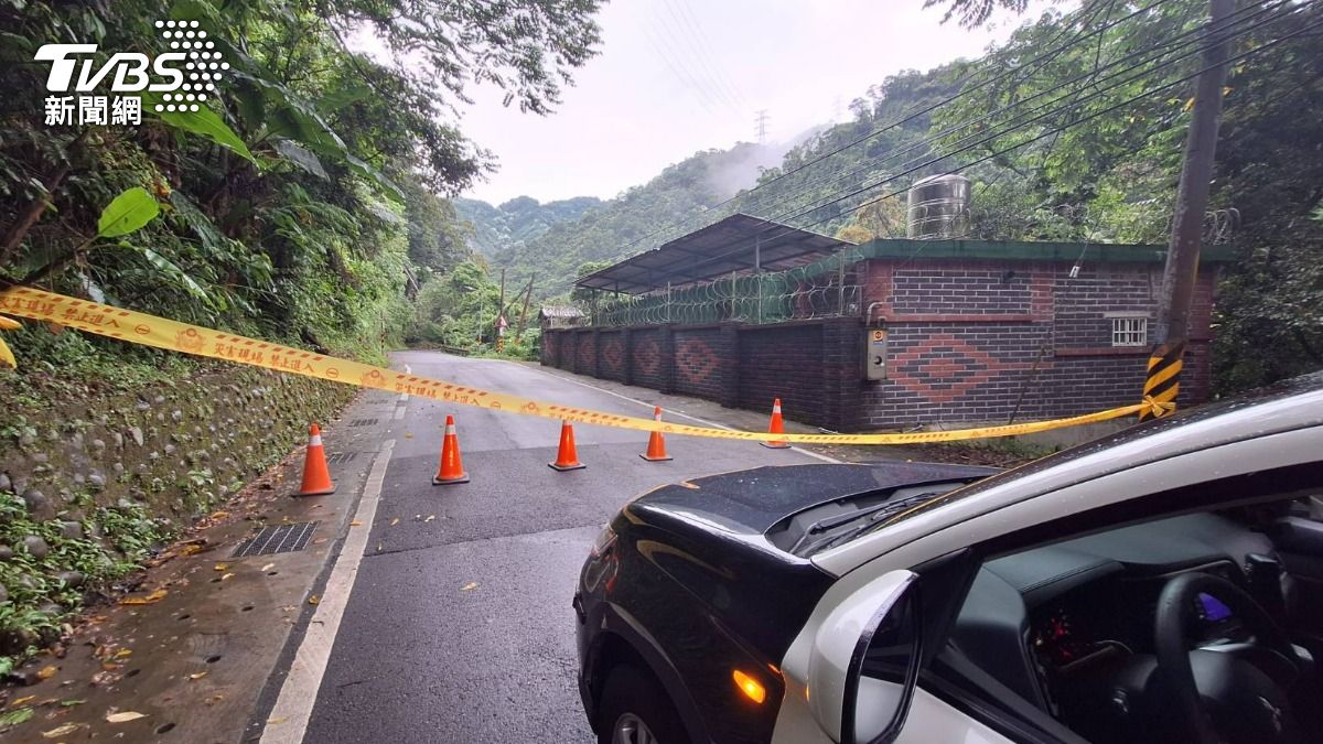 新北三峽區北111縣道2.5K至3K處發生土石崩塌,目前道路全線封閉。(圖/TVBS)