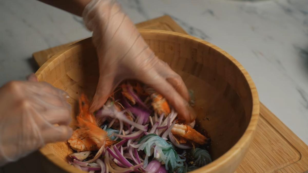 家寧新片內容是美食製作過程,令網友相當不解。(圖/翻攝自秘月期POPOO)