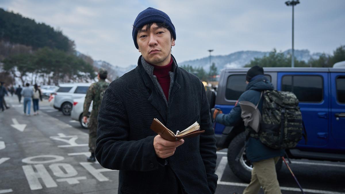 《血謎拼圖》「叔系男神」孫錫求飾演執著又多疑的警探(圖/Disney+提供)