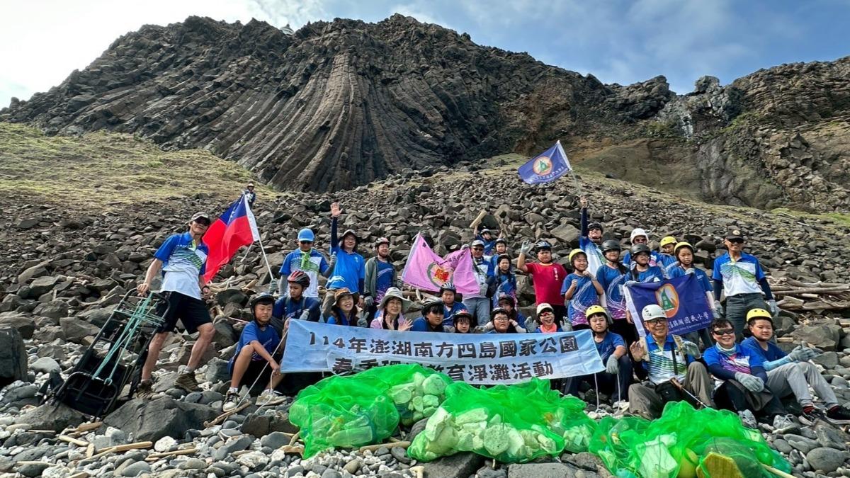 海管處向海致敬東吉嶼淨灘　3天清近900公斤海漂垃圾