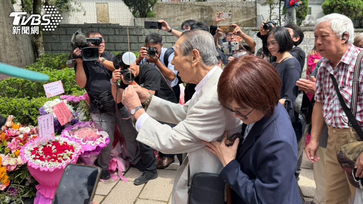 舟木稔到鄧麗君長眠處上香。(圖/陳薈涵攝)