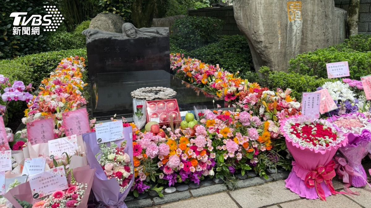 來自各地的粉絲送上花束致意。(圖/陳薈涵攝)