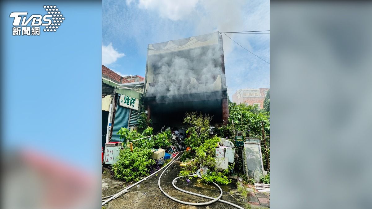 快訊/桃園楊梅民宅起火「濃煙狂竄」 警消速搶救中