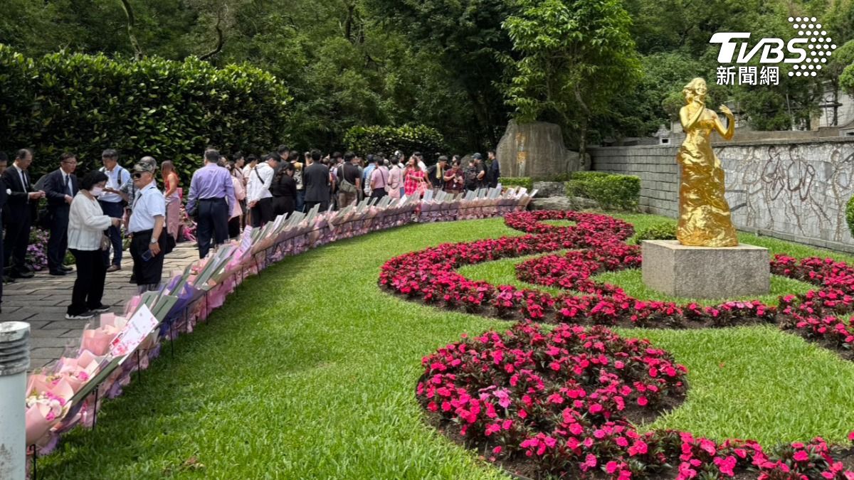 粉絲以滿滿花束紀念一代巨星鄧麗君。(圖/陳薈涵攝)