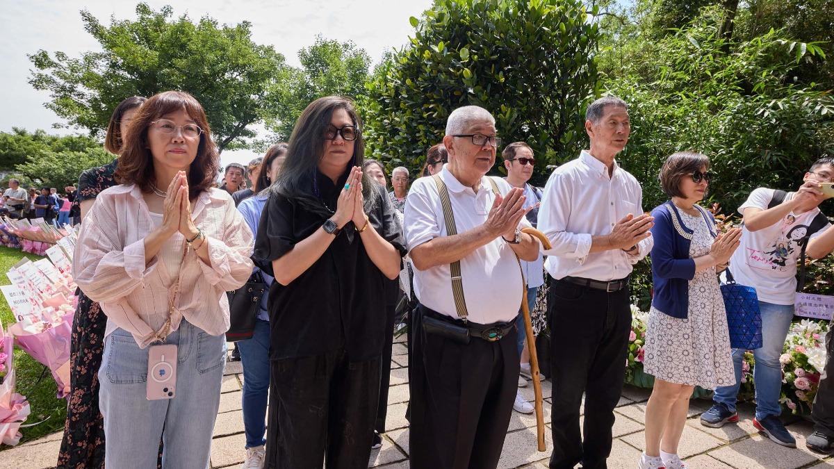 鄧麗君家人上香追思。(圖/鄧麗君文教基金會提供)