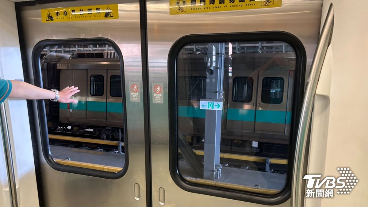 高捷通車17年首例!車開一半「整片玻璃門」落軌 乘客傻眼