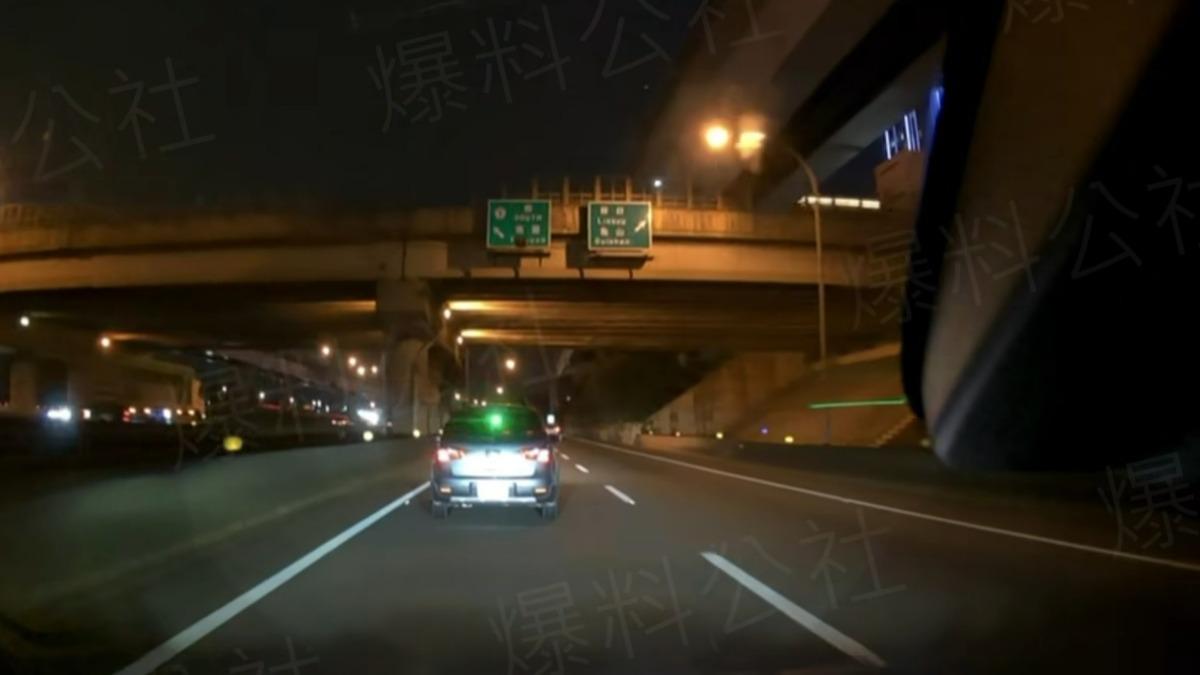 不滿交流道被插隊!駕駛遠燈狂照、他雷射筆反擊 2人都吞罰單