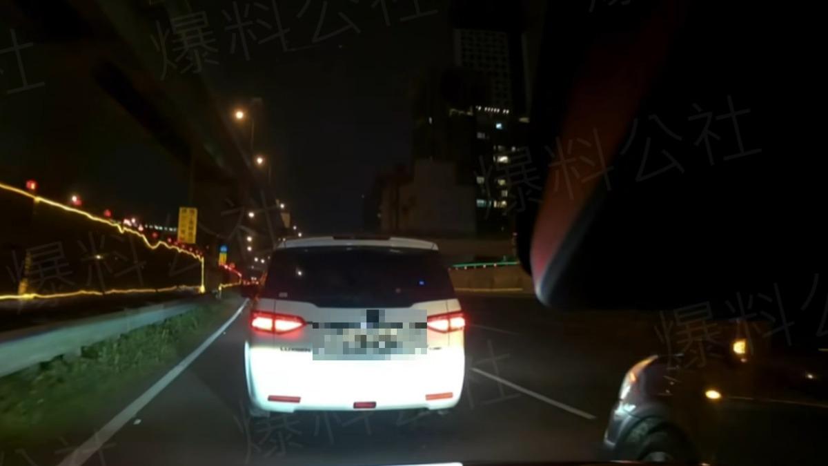 雙方因匯入車道而發生行車糾紛。(圖/翻攝爆料公社)
