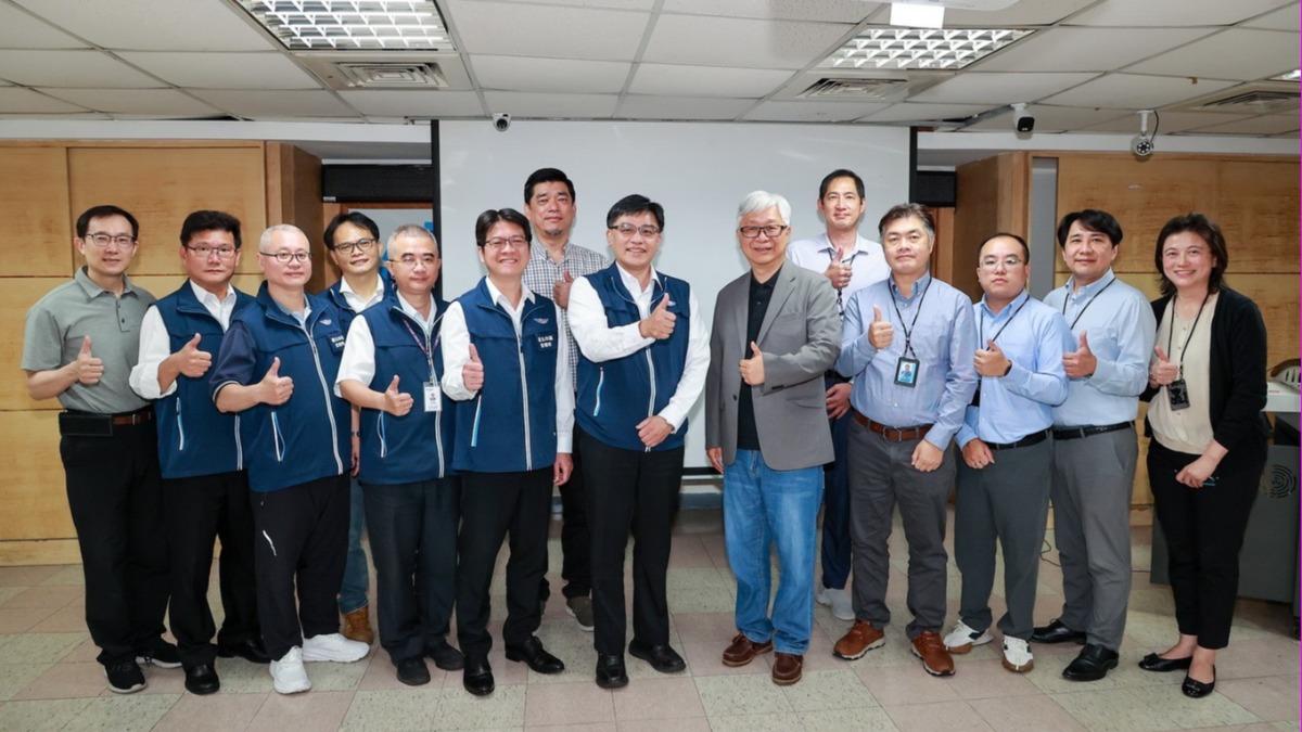台灣順豐與臺北市區監理所合辦交通安全交流講座，由總經理潘逸俊（右六）及所長戴邦芳（左八）帶領相關科室主管出席。（圖／台灣順豐提供）