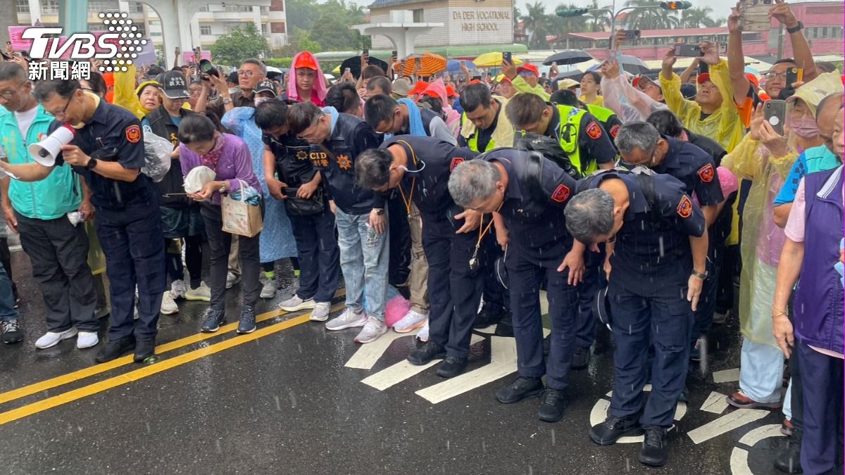 白沙屯媽未進南投市！警大雨中鞠躬送駕　香燈腳感動：辛苦了　