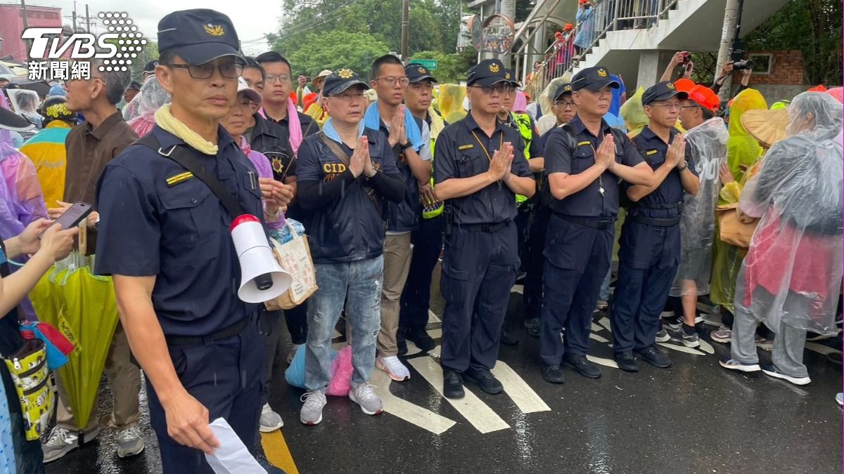 南投警分局交接給田中警分局。(圖/TVBS)