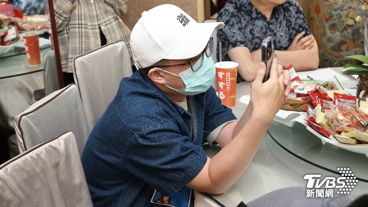 澎恰恰未現身,兒子皮皮悄悄到場。(圖/張哲鳴攝)