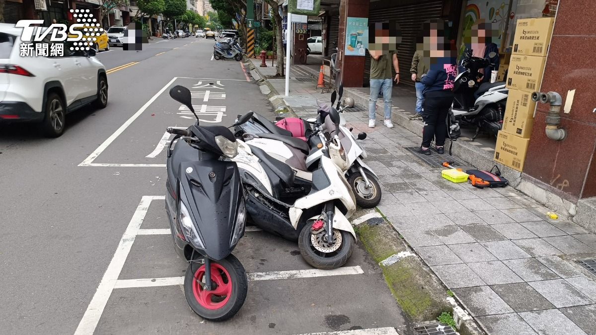 曾姓駕駛今早酒駕撞到路邊機車。（圖／TVBS）