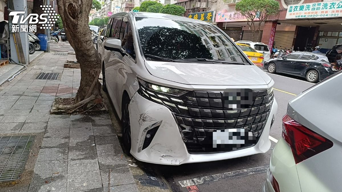 曾姓駕駛豪華休旅車車頭擦撞受損。(圖/TVBS)
