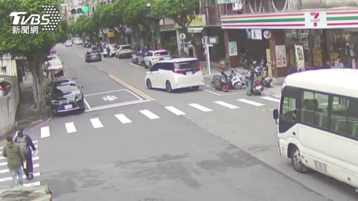 曾姓駕駛開豪車撞倒路邊機車。(圖/TVBS)